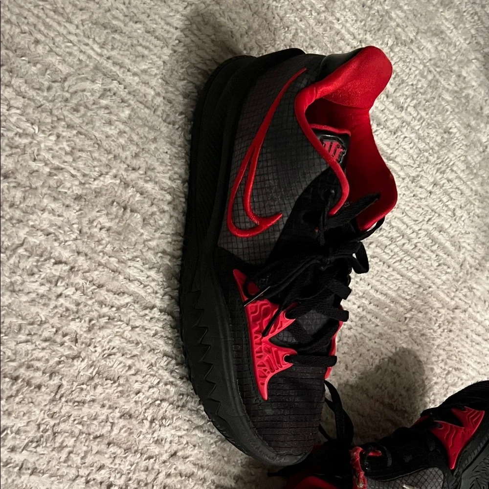 Nike Men Size 9 - Nike Kyrie Low 4 Bred Black/White/University Red - Picture 6 of 13
